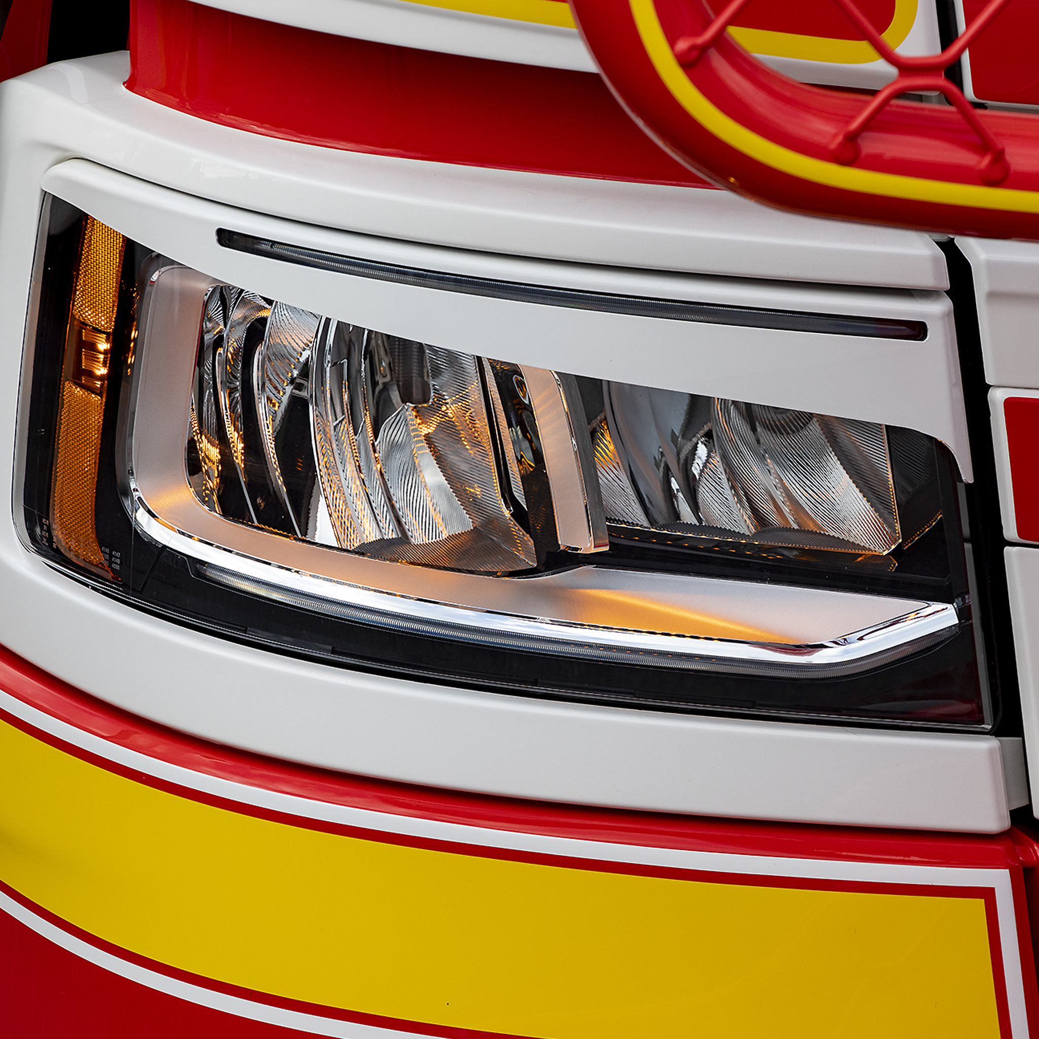Next Gen Eyelids Xenon / LED for Scania (with hole)