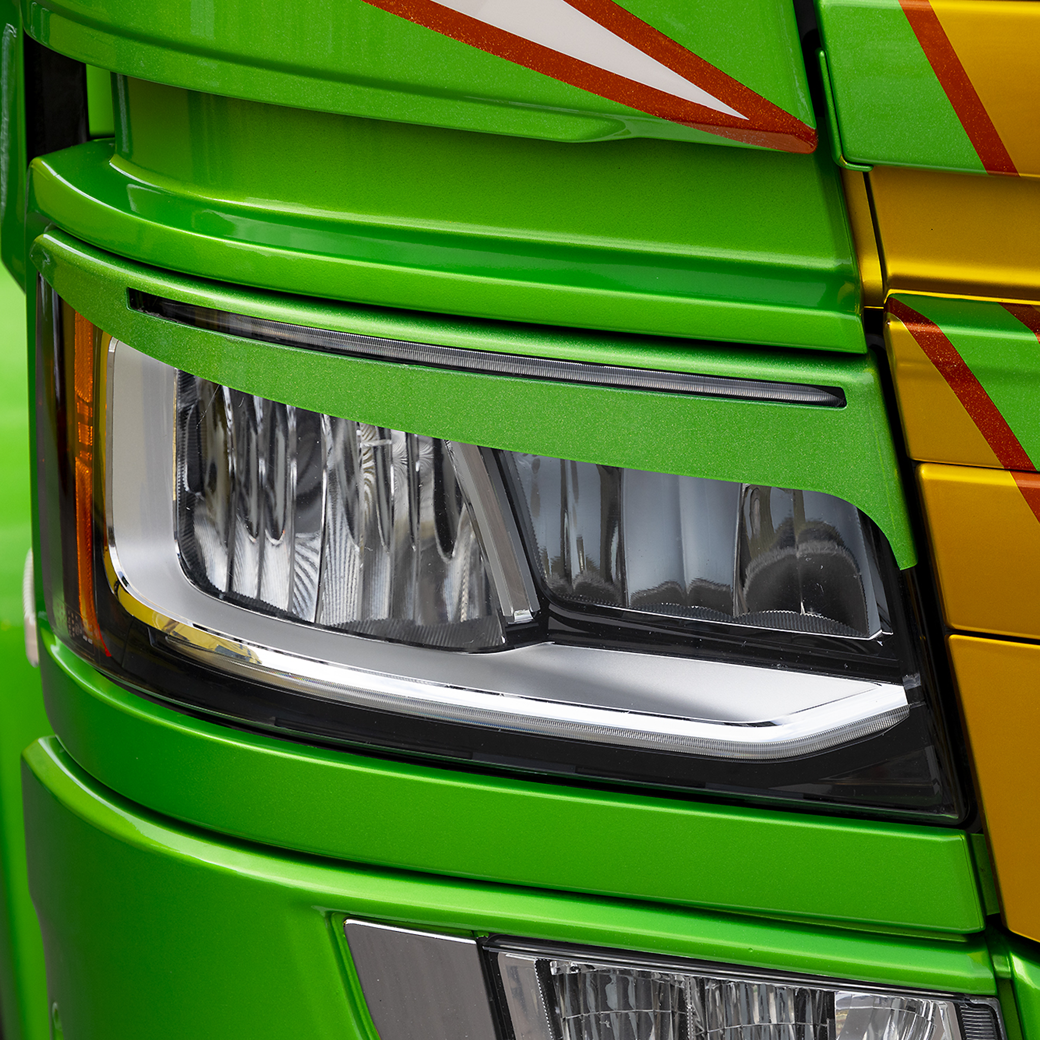 Next Gen Eyelids Xenon / LED for Scania (with hole)